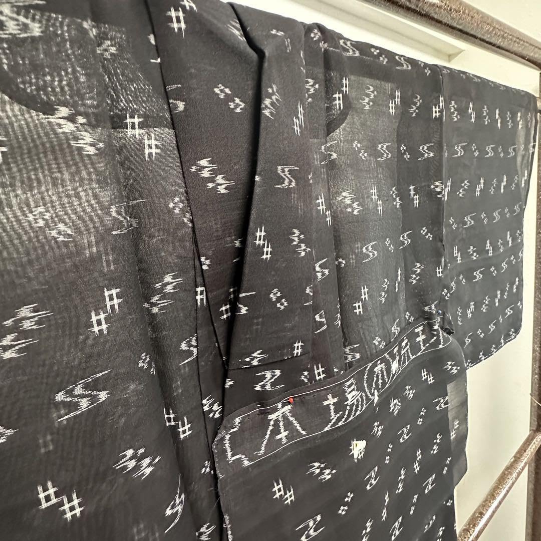 夏物 本場琉球絣 単衣 着物 壁上布 紗紬 黒 ブラック 琉球絣 燕 正絹 夏物 本場琉球絣 単衣 着物 壁上布 紗紬 黒 ブラック 琉球絣